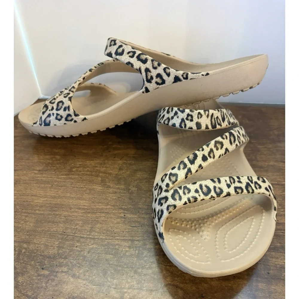 Crocs Kadee II Women's Flip Flop Sandals Leopard Print, Size 9 - Picture 3 of 5